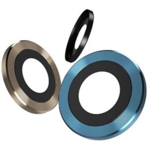 ویژگی‌های کلی محافظ لنز رینگی ساده یک محافظ لنز رینگی ساده معمولاً شامل بخش‌هایی است مثل: رینگ فلزی یا پلاستیکی که دور ماژول لنز گوشی را می‌پوشاند و لبه‌ها را از ضربه محافظت می‌کند. بعضی مدل‌ها یک قطعه شیشه‌ای یا شفاف داخل رینگ دارند که مستقیماً روی شیشه لنز نمی‌چسبد بلکه یک فاصله‌ی بسیار کم دارد تا از تماس مستقیم محافظ جلوگیری شود. ضخامت کم — به‌طوری که ظاهر گوشی زیاد تغییر نکند و استفاده از قاب یا گلس روی آن ممکن باشد. ✅ مزایا محافظت در برابر ضربه و خط‌وخش: اگر گوشی بیفتد یا با چیز سختی برخورد کند، رینگ محافظ می‌تواند جلوی آسیب مستقیم به شیشه لنز را بگیرد. جلوگیری از گرد و غبار و نفوذ ذرات: لبه‌ی رینگ مانع از ورود ذرات به اطراف لنز می‌شود. حفظ ظاهر: مدل ساده معمولاً ظاهر شکیل دارد، تغییر زیادی در طراحی گوشی ایجاد نمی‌کند. قیمت مناسب‌تر نسبت به مدل‌های گلس حرارتی کامل یا محافظات چند لایه پیشرفته.